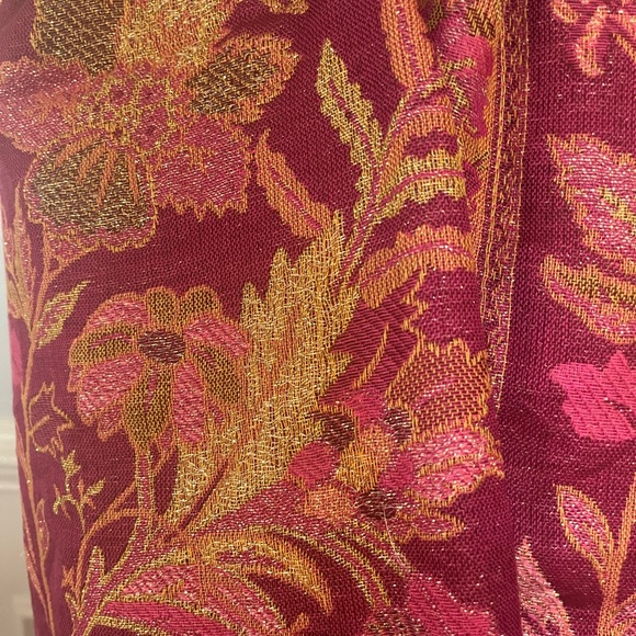 Collection 18 large pink/rose scarf with gold threads. - Picture 2 of 8